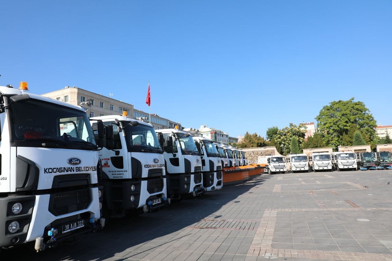 Bakan Özhaseki: "1 milyon 900 binden fazla insan evinde değil dışarıdaysa, başka projelerin peşinde koşmak çok doğru olmaz"