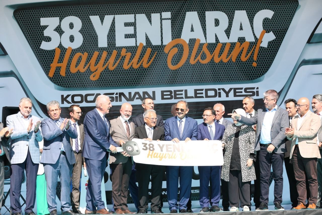 Bakan Özhaseki: "1 milyon 900 binden fazla insan evinde değil dışarıdaysa, başka projelerin peşinde koşmak çok doğru olmaz"