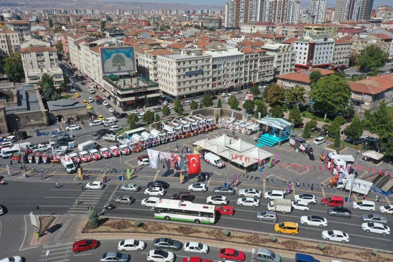 Bakan Özhaseki: "1 milyon 900 binden fazla insan evinde değil dışarıdaysa, başka projelerin peşinde koşmak çok doğru olmaz"