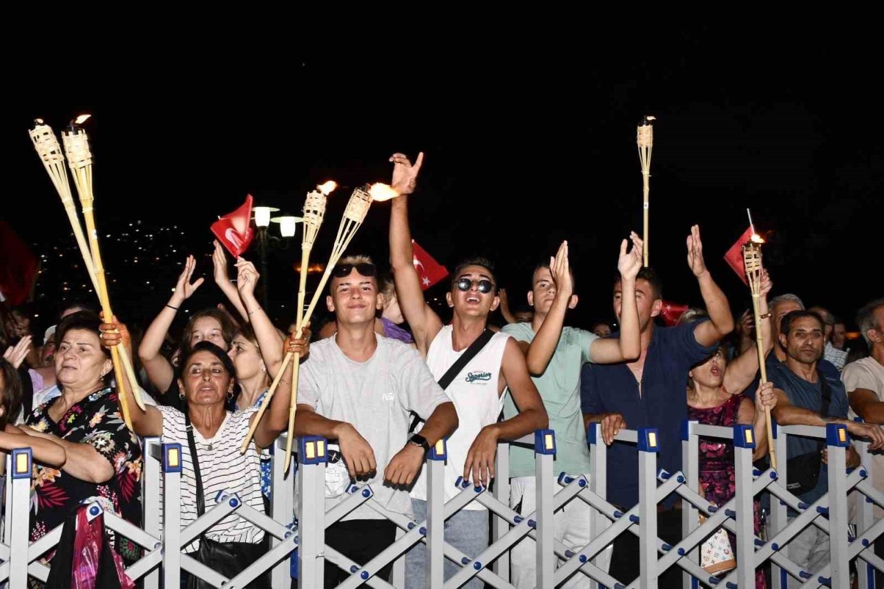 Kuşadası’nda kurtuluşun 101’inci yılına coşkulu kutlama