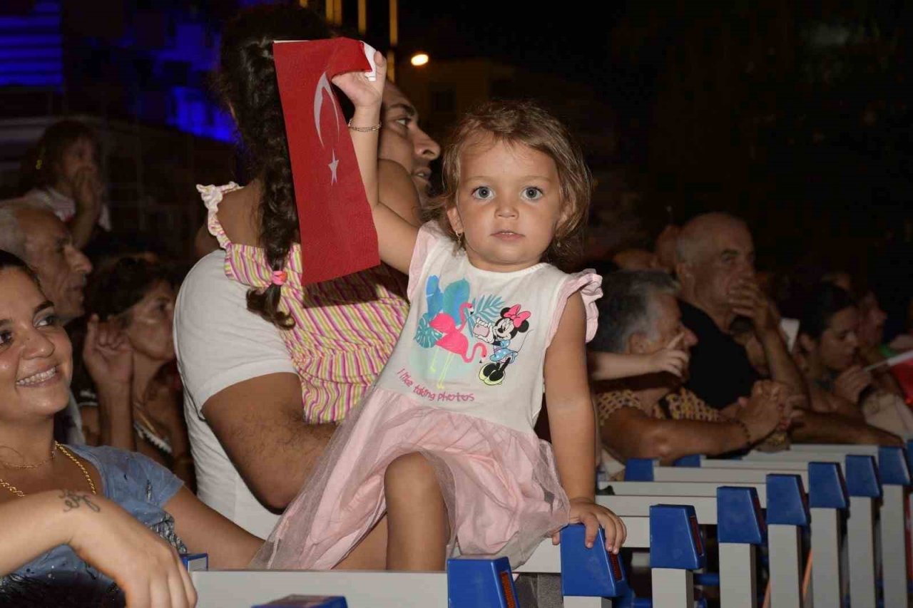 Kuşadası’nda kurtuluşun 101’inci yılına coşkulu kutlama