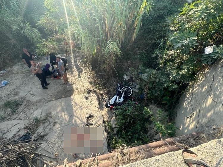 Kuşadası’nda motosiklet dere yatağına uçtu: 2 ağır yaralı