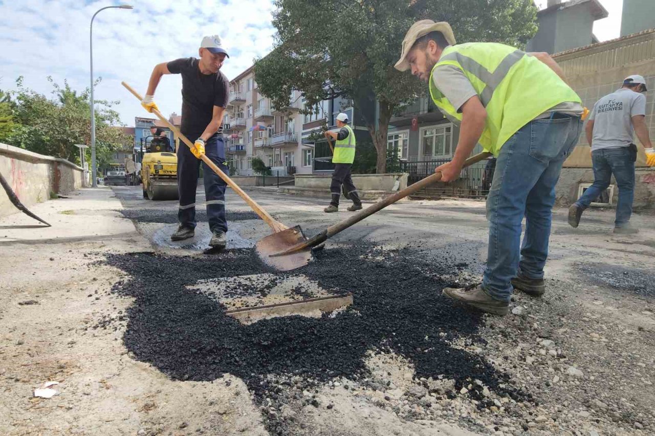 Kütahya’nın Cumhuriyet Mahallesinde asfalt mesaisi