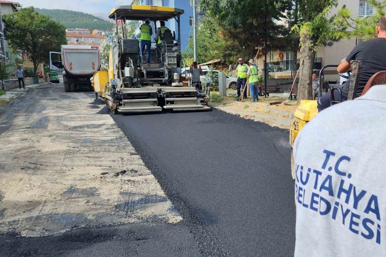 Kütahya’nın Cumhuriyet Mahallesinde asfalt mesaisi