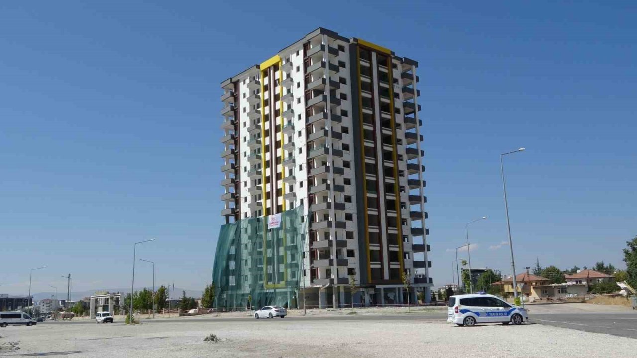 15 katlı bina saniyeler içinde patlayıcı ile yerle bir oldu