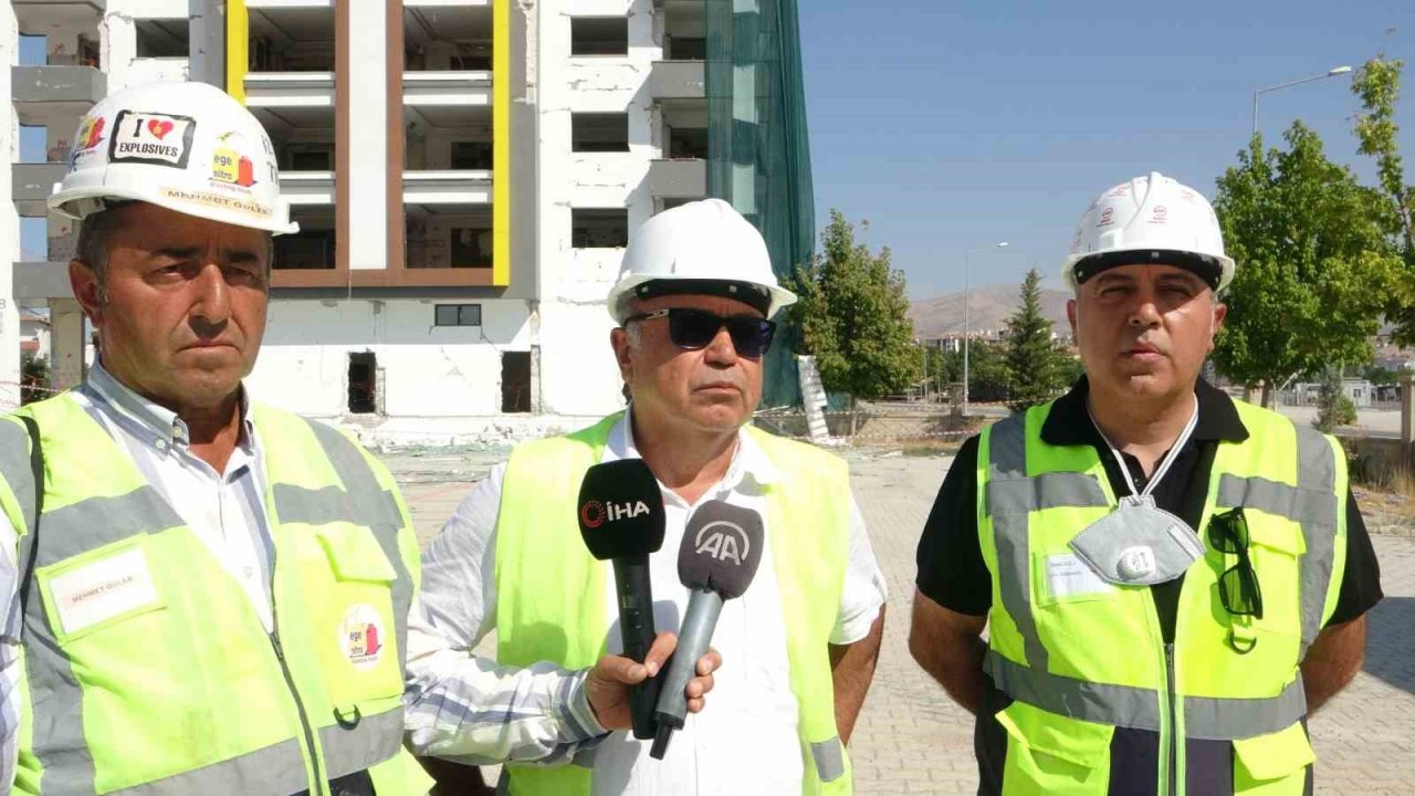 15 katlı bina saniyeler içinde patlayıcı ile yerle bir oldu