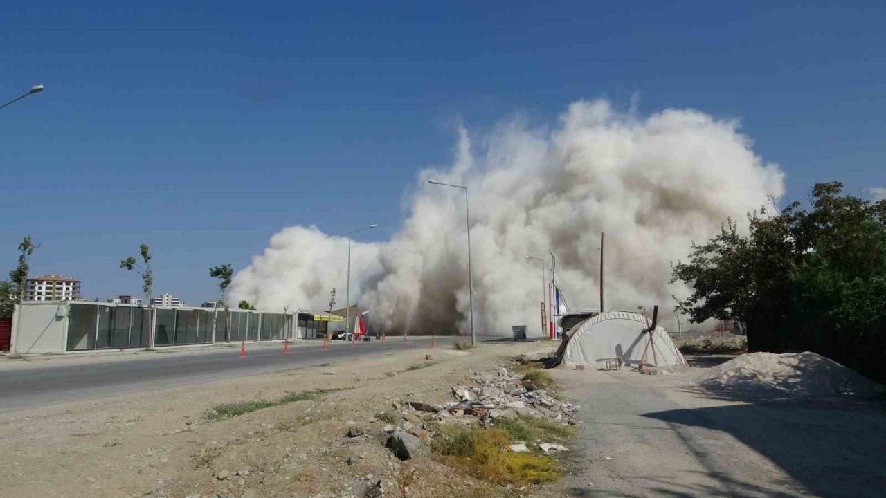 15 katlı bina saniyeler içinde patlayıcı ile yerle bir oldu