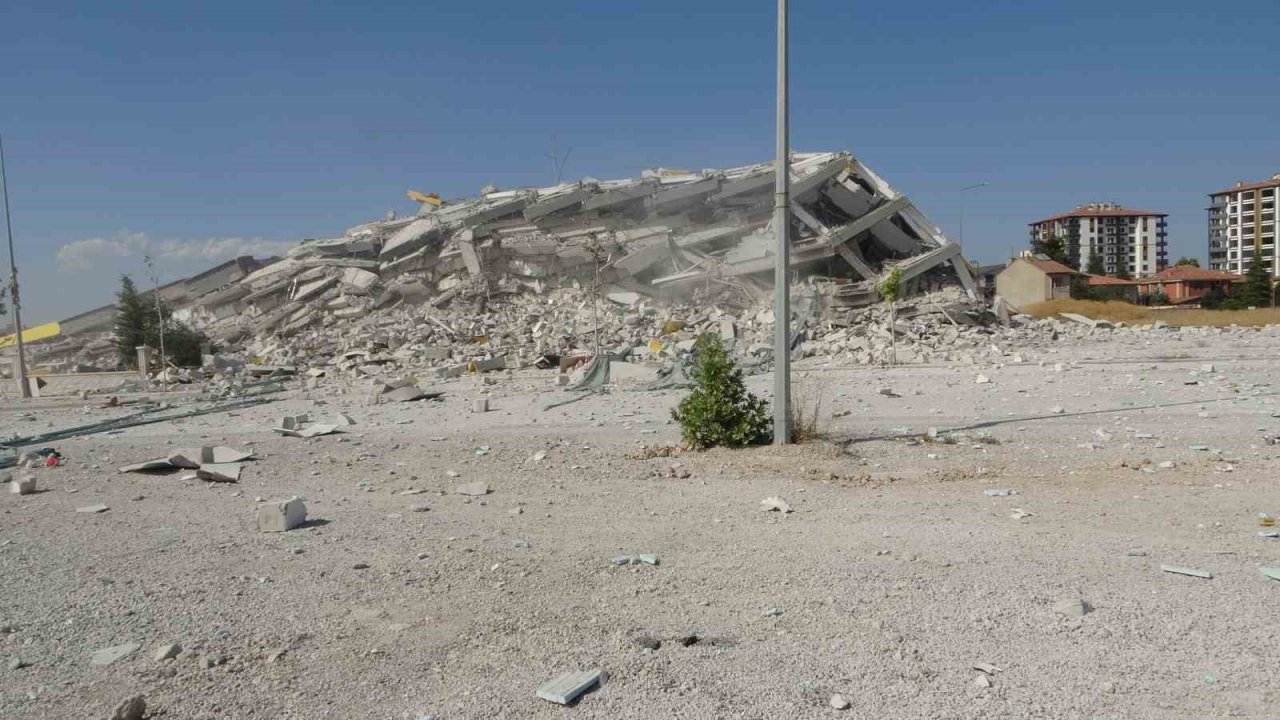 15 katlı bina saniyeler içinde patlayıcı ile yerle bir oldu