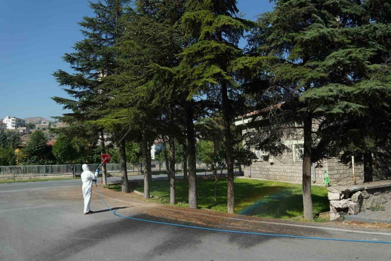 Melikgazi’de mahalleler pırıl pırıl olsun diye tüm ekip sahada çalışıyor