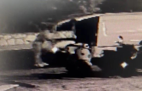 Motosikleti kamyonete yükleyip götürdü