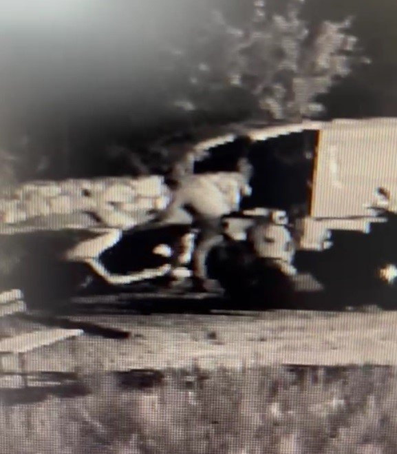 Motosikleti kamyonete yükleyip götürdü