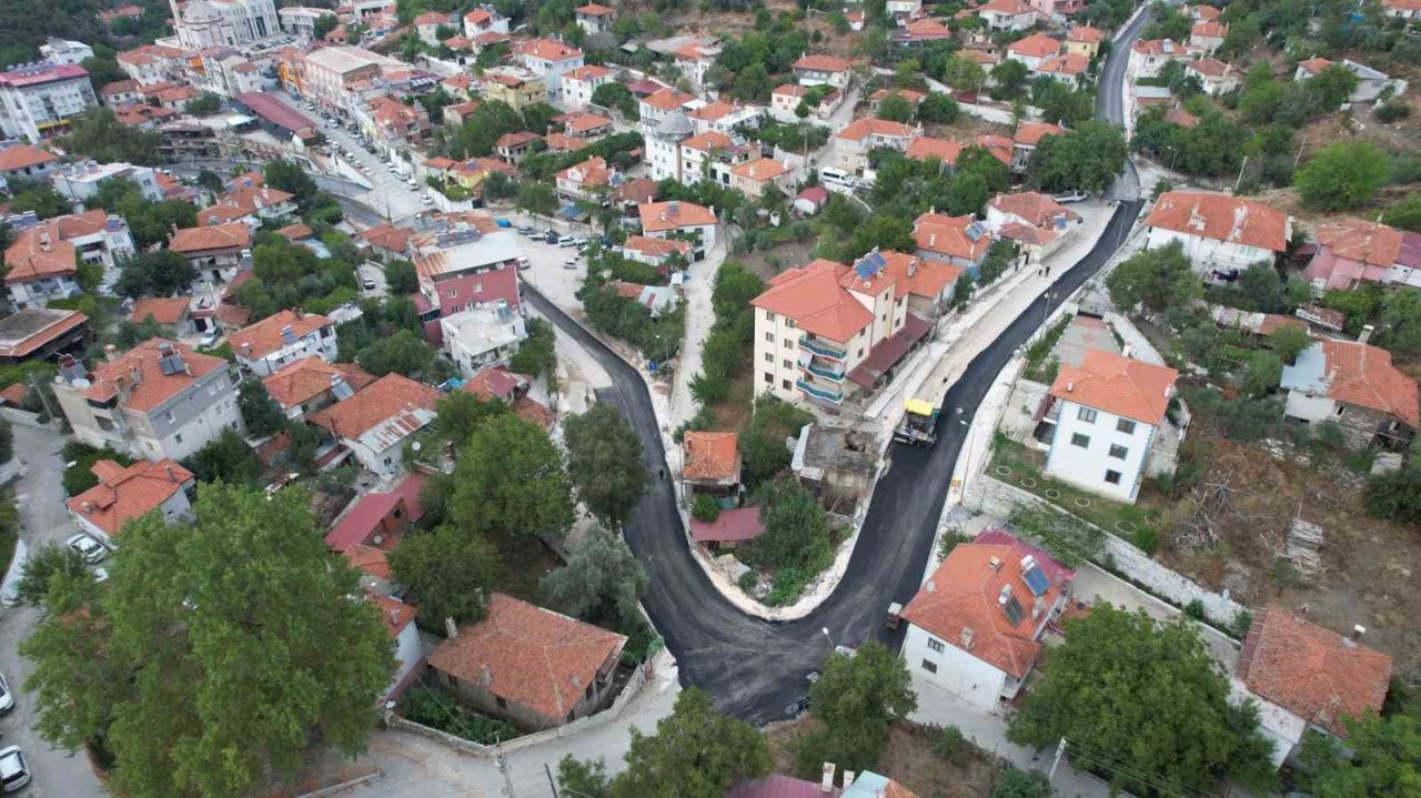 Kavaklıdere’de sıcak asfalt çalışmaları devam ediyor