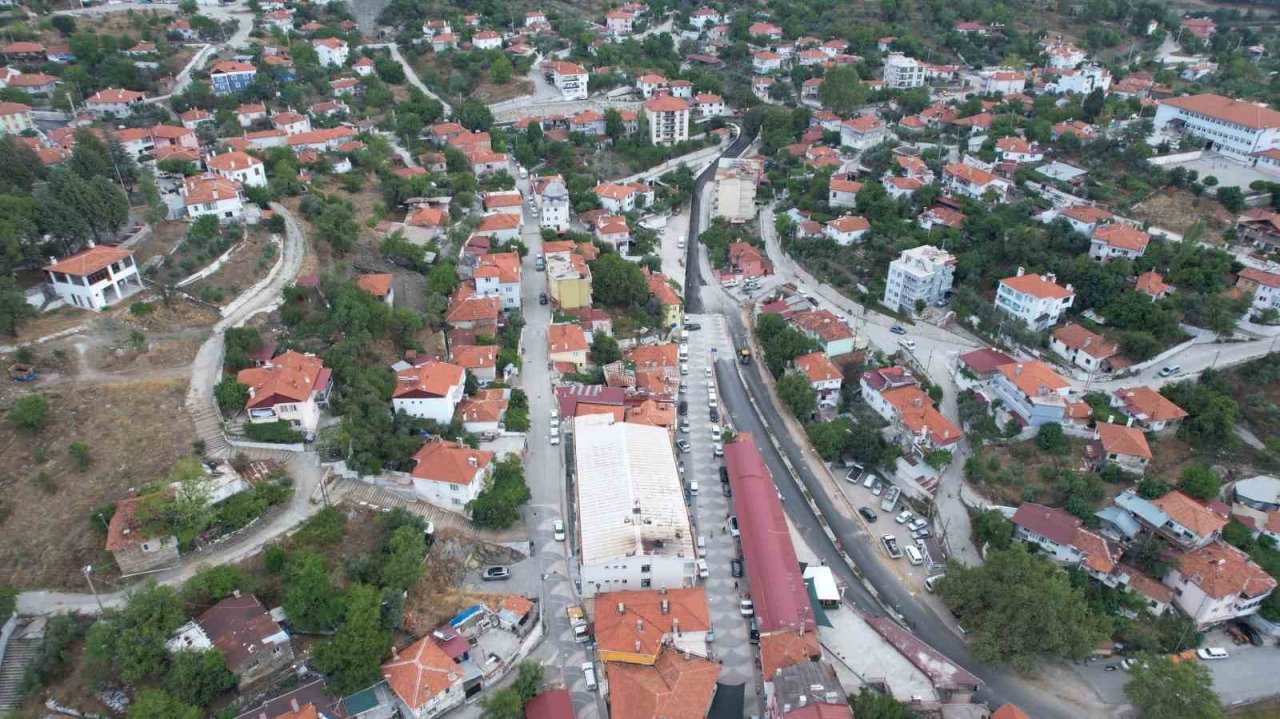 Kavaklıdere’de sıcak asfalt çalışmaları devam ediyor