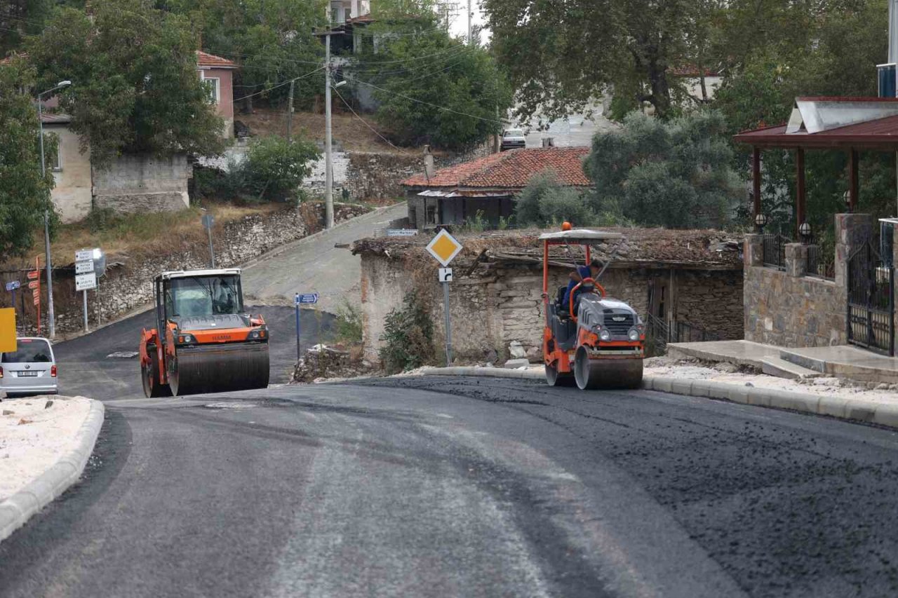 Kavaklıdere’de sıcak asfalt çalışmaları devam ediyor