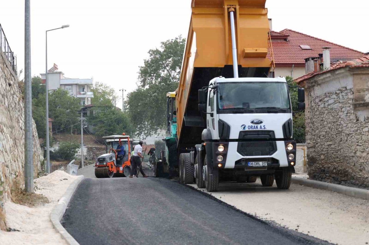 Kavaklıdere’de sıcak asfalt çalışmaları devam ediyor