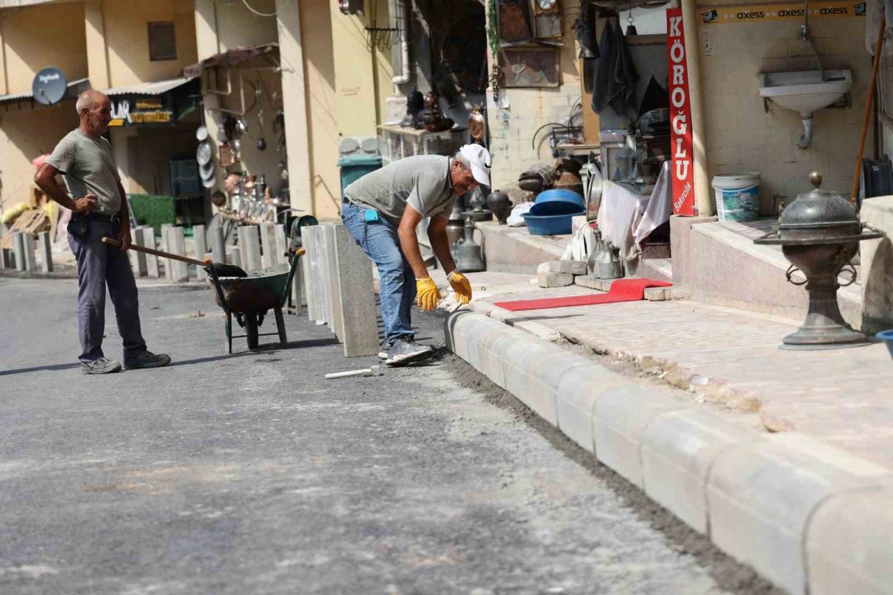 Kavaklıdere’de sıcak asfalt çalışmaları devam ediyor