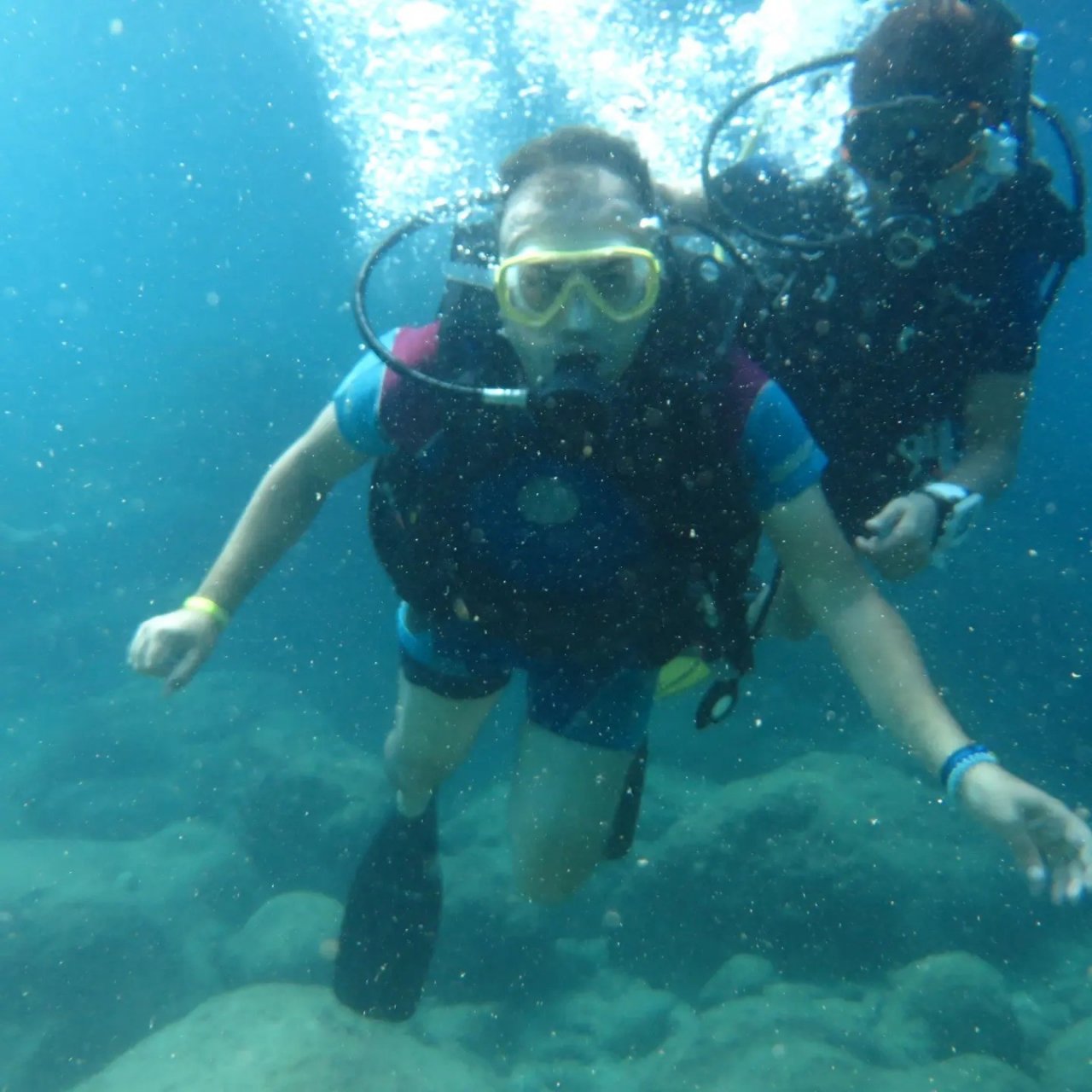 Dalgıçlık eğitimi alan Muğlalı çift denizin 40 metre derinliğinde Türk bayrağı açtı