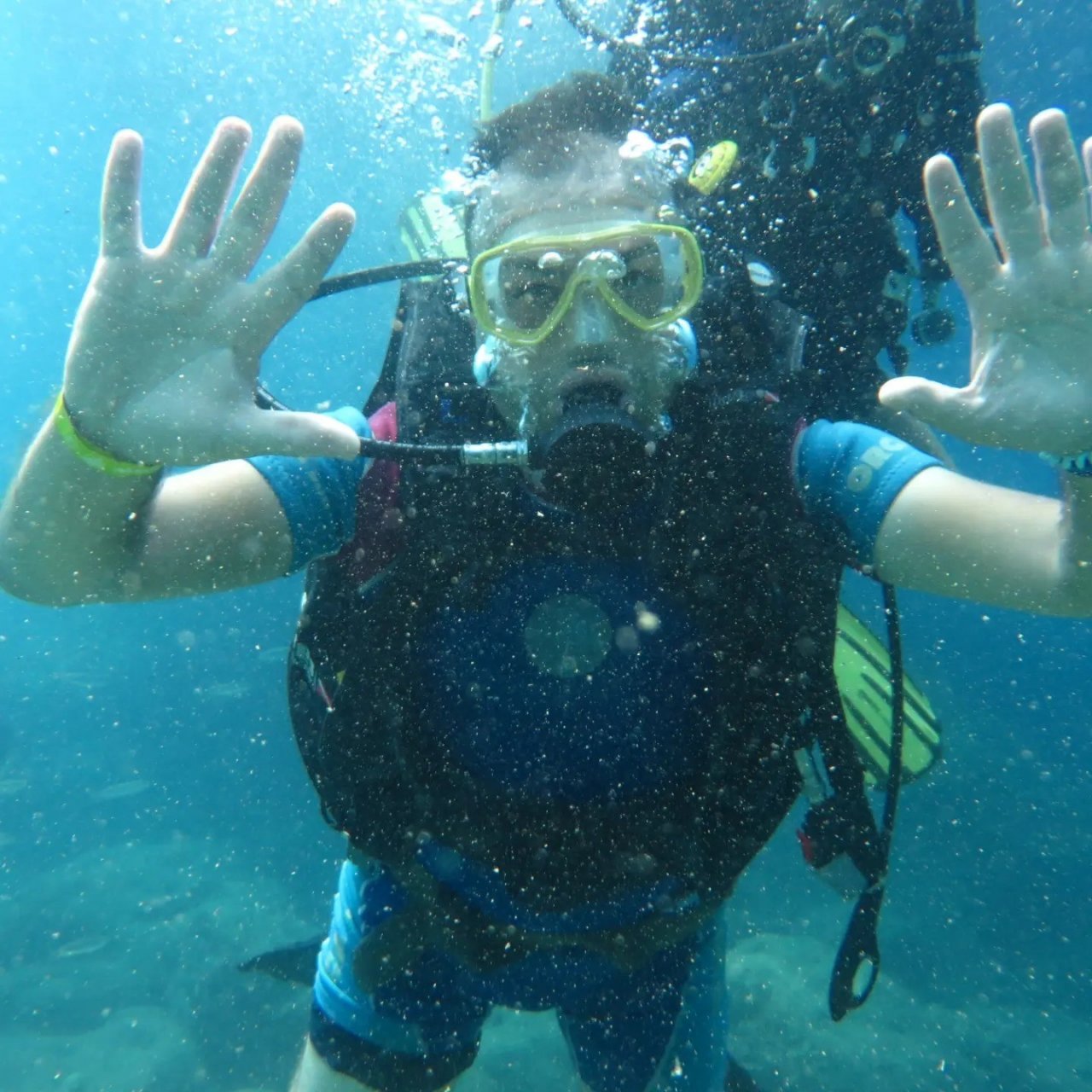 Dalgıçlık eğitimi alan Muğlalı çift denizin 40 metre derinliğinde Türk bayrağı açtı