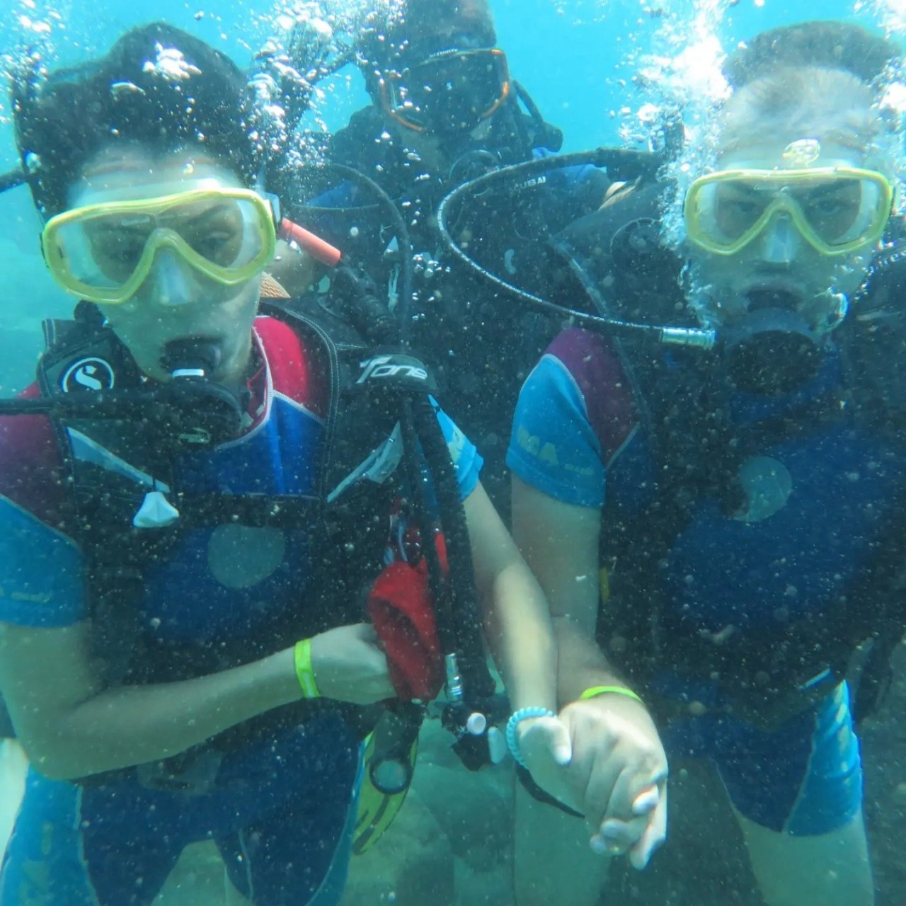 Dalgıçlık eğitimi alan Muğlalı çift denizin 40 metre derinliğinde Türk bayrağı açtı