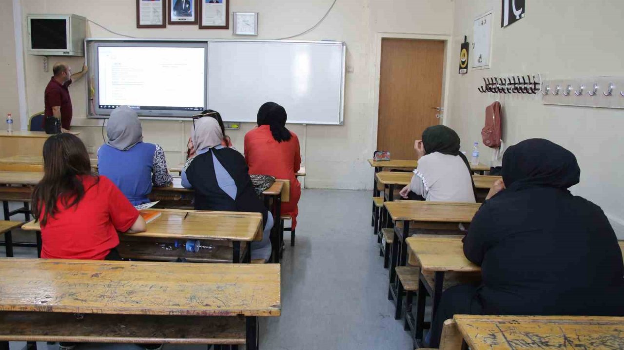 Öğrencilere üniversiteye hazırlık kursu veriliyor