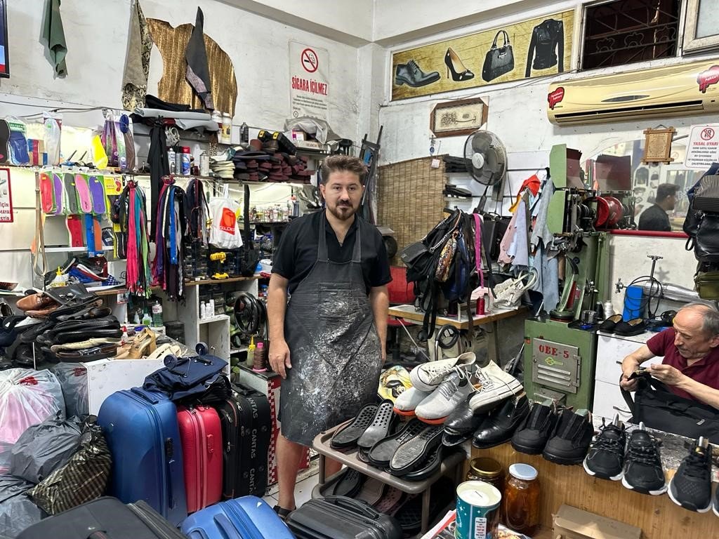 Yeni sezon öncesi ayakkabıcılarda okul çantası ve valiz yoğunluğu