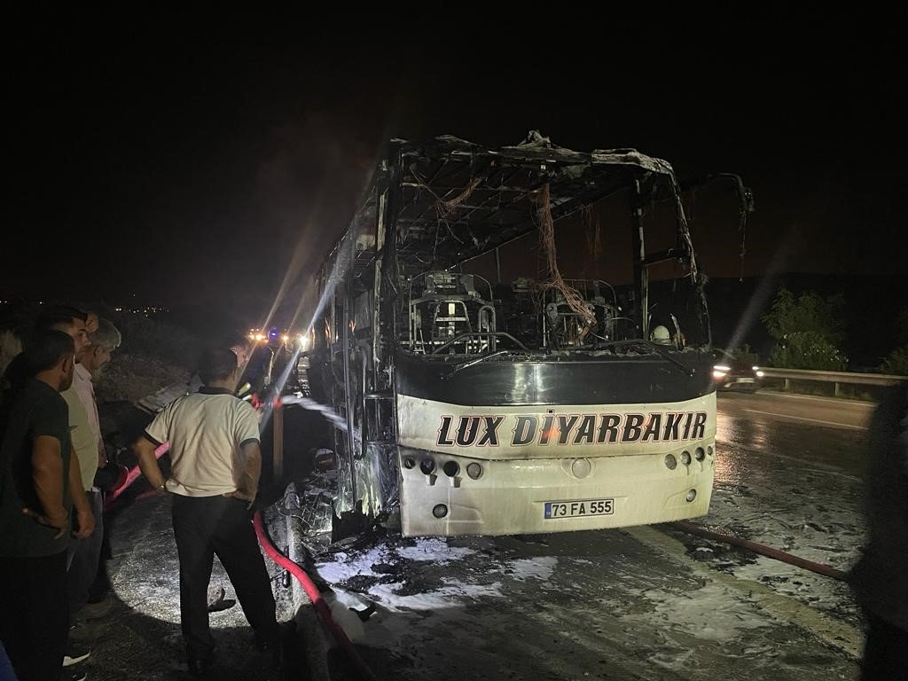 Osmaniye’de seyir halindeki yolcu otobüsü yandı