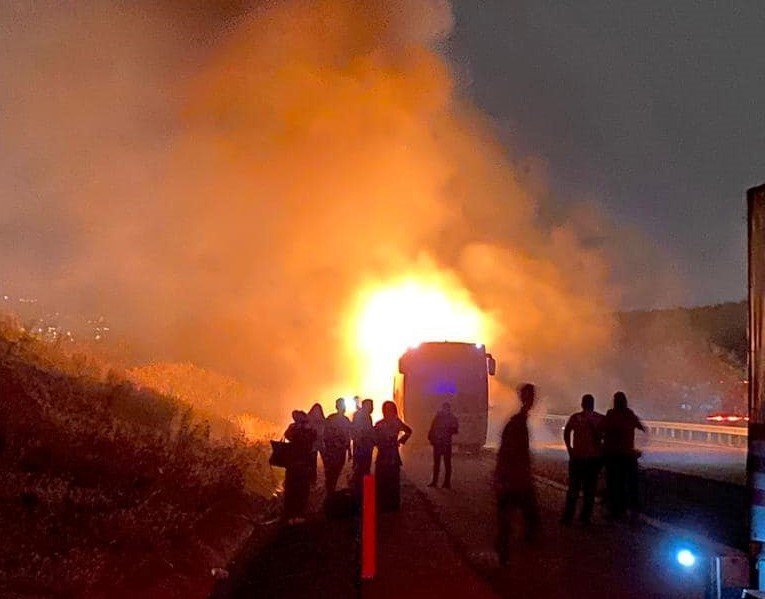 Osmaniye’de seyir halindeki yolcu otobüsü yandı
