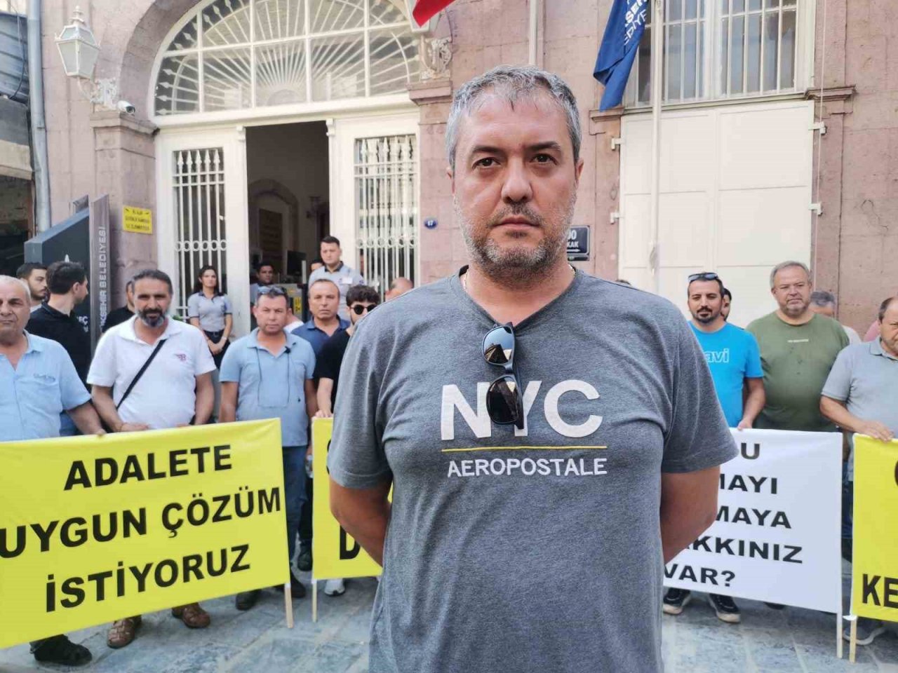 İzmir’de ‘S Plaka’ araç sahipleri Büyükşehir önünde eylem yaptı