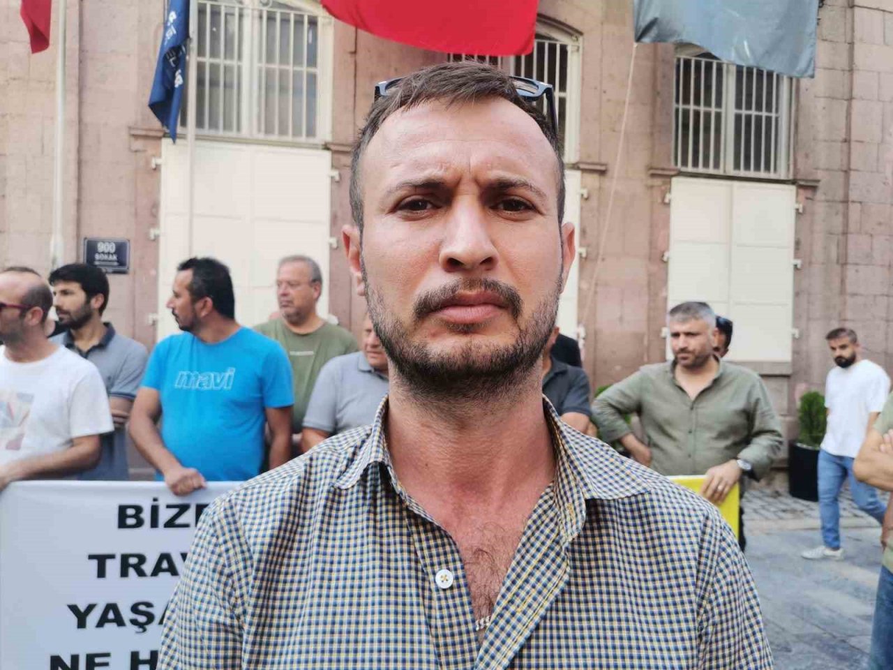 İzmir’de ‘S Plaka’ araç sahipleri Büyükşehir önünde eylem yaptı