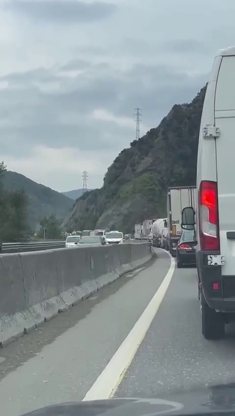 D-650’de tırın dorsesinin lastikleri yandı, uzun araç kuyrukları oluştu