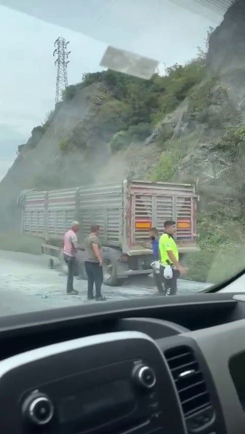 D-650’de tırın dorsesinin lastikleri yandı, uzun araç kuyrukları oluştu