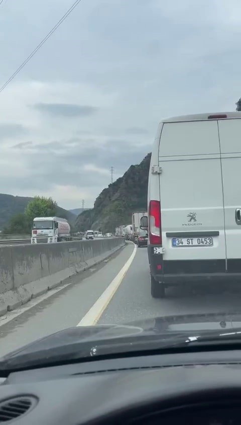 D-650’de tırın dorsesinin lastikleri yandı, uzun araç kuyrukları oluştu