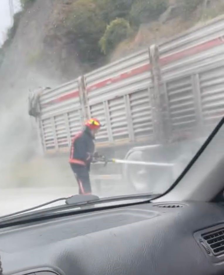 D-650’de tırın dorsesinin lastikleri yandı, uzun araç kuyrukları oluştu