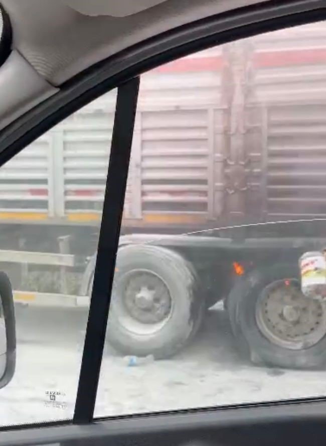 D-650’de tırın dorsesinin lastikleri yandı, uzun araç kuyrukları oluştu