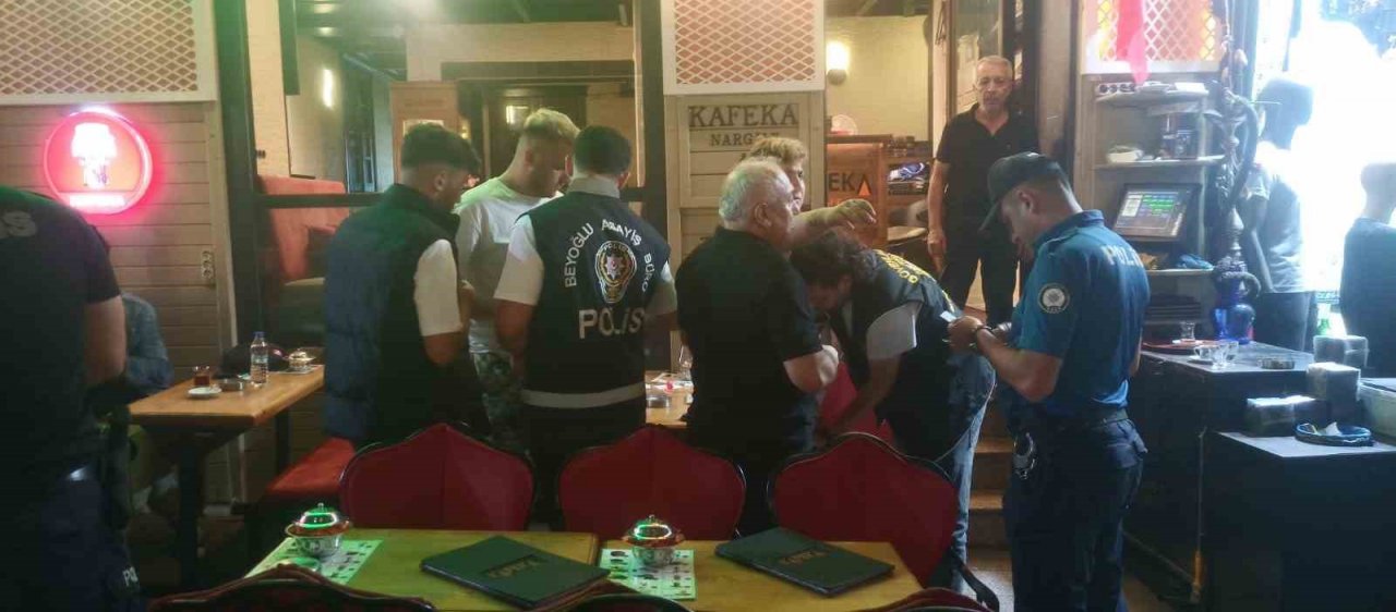 Taksim’de helikopter destekli asayiş uygulaması: Aranan 18 şahıs ile 2 düzensiz göçmen yakalandı