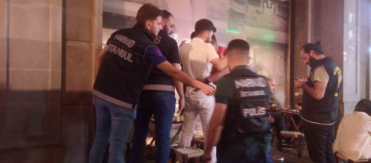 Taksim’de helikopter destekli asayiş uygulaması: Aranan 18 şahıs ile 2 düzensiz göçmen yakalandı