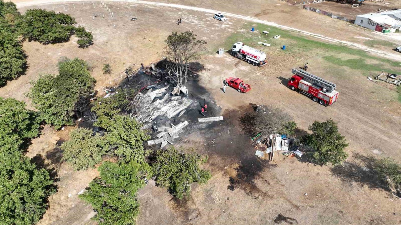 Ağılda çıkan yangın ormana sıçramadan söndürüldü