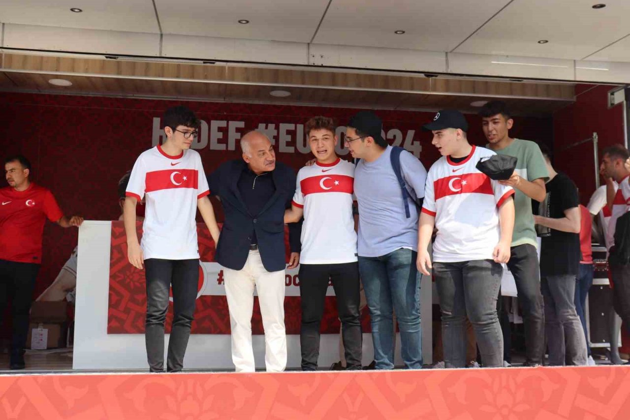 TFF Başkanı Büyükekşi’den maç öncesi forma çağrısı