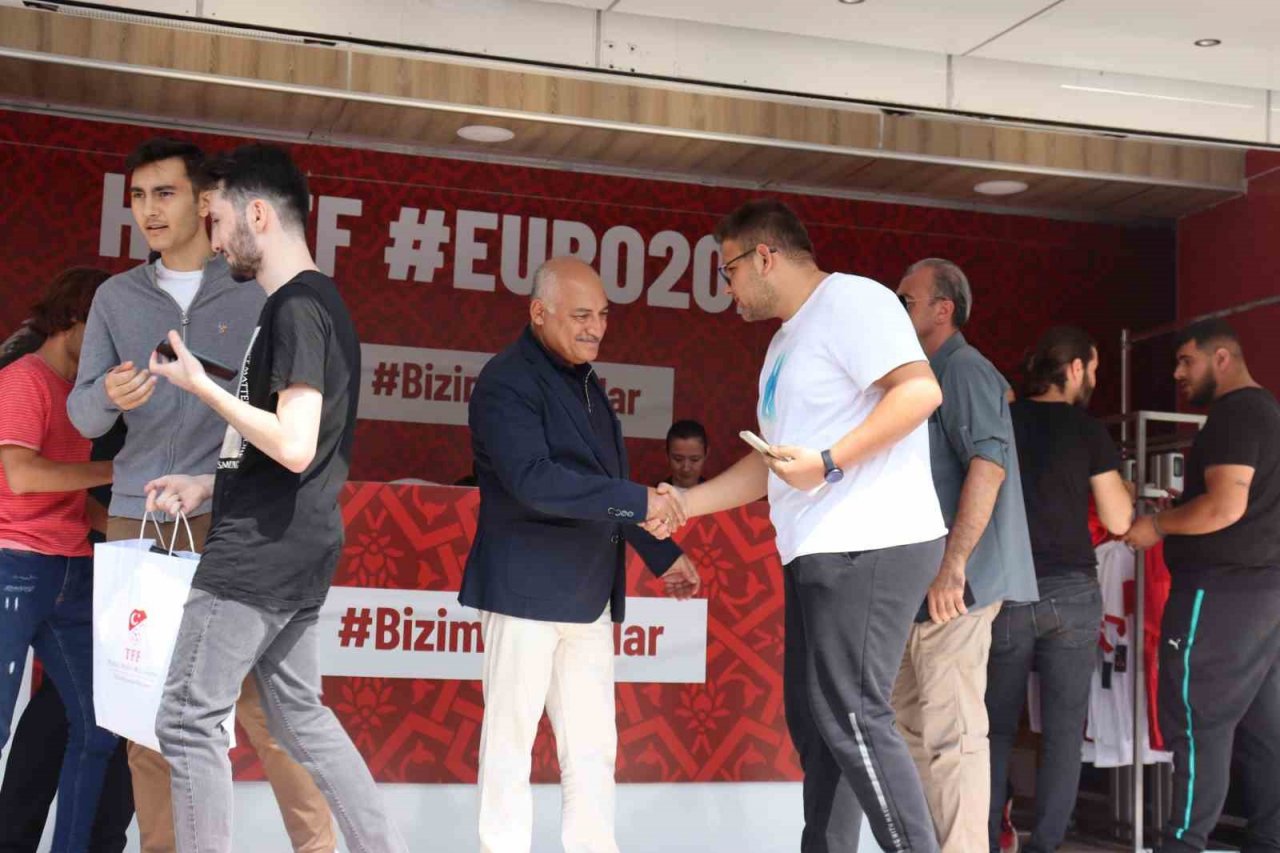TFF Başkanı Büyükekşi’den maç öncesi forma çağrısı