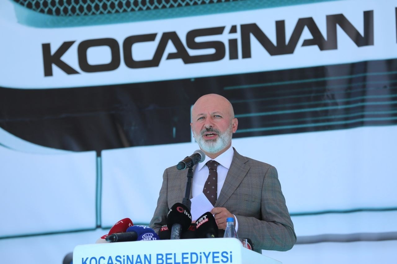 Bakan Özhaseki: "1 milyon 900 binden fazla insan evinde değil dışarıdaysa, başka projelerin peşinde koşmak çok doğru olmaz"