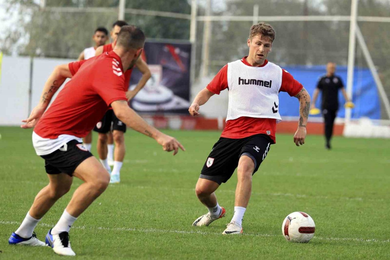 31 futbolcu ile yollarını ayıran Samsunspor, 14 yeni transfer yaptı