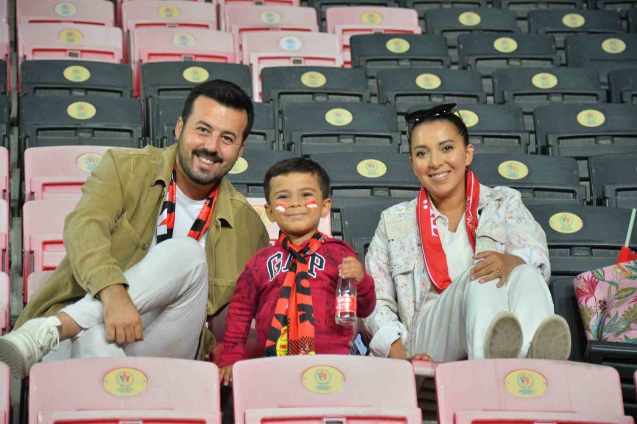 Eskişehirli futbolseverler, Türkiye-Ermenistan maçına hazır