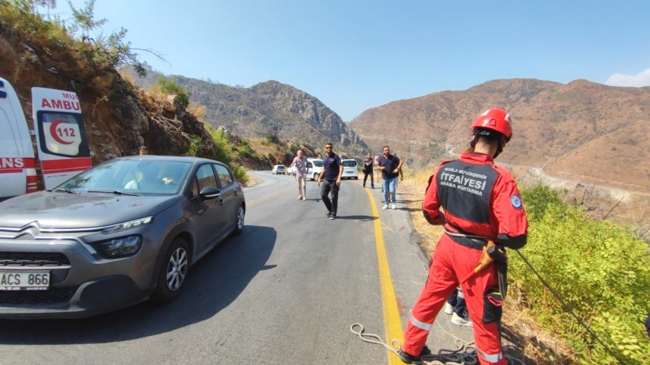 Motosiklet 20 metrelik uçuruma yuvarlandı: 2 yaralı