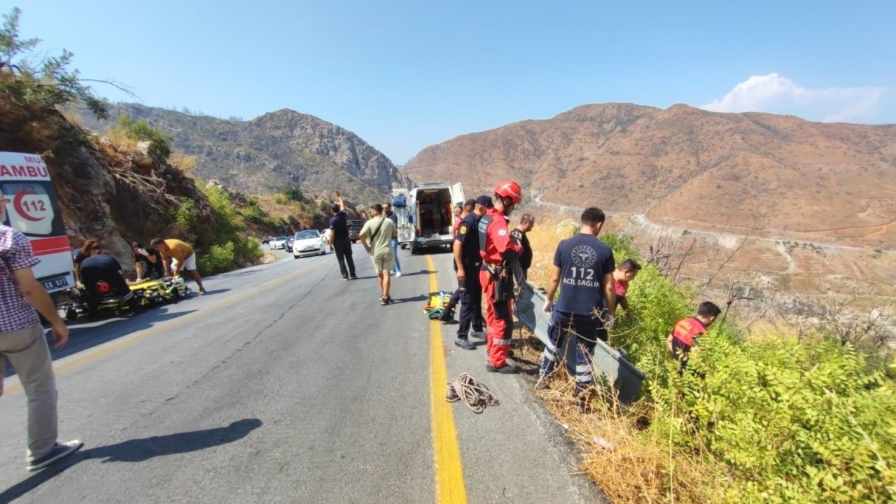 Motosiklet 20 metrelik uçuruma yuvarlandı: 2 yaralı