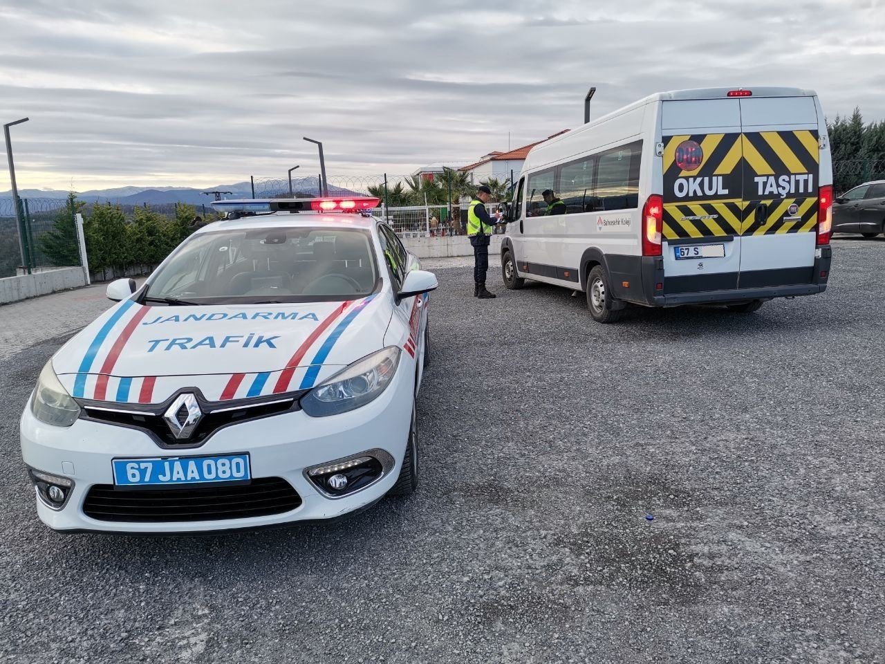 Jandarma servis araçlarını denetledi