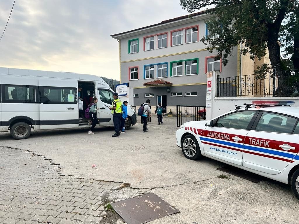 Jandarma servis araçlarını denetledi