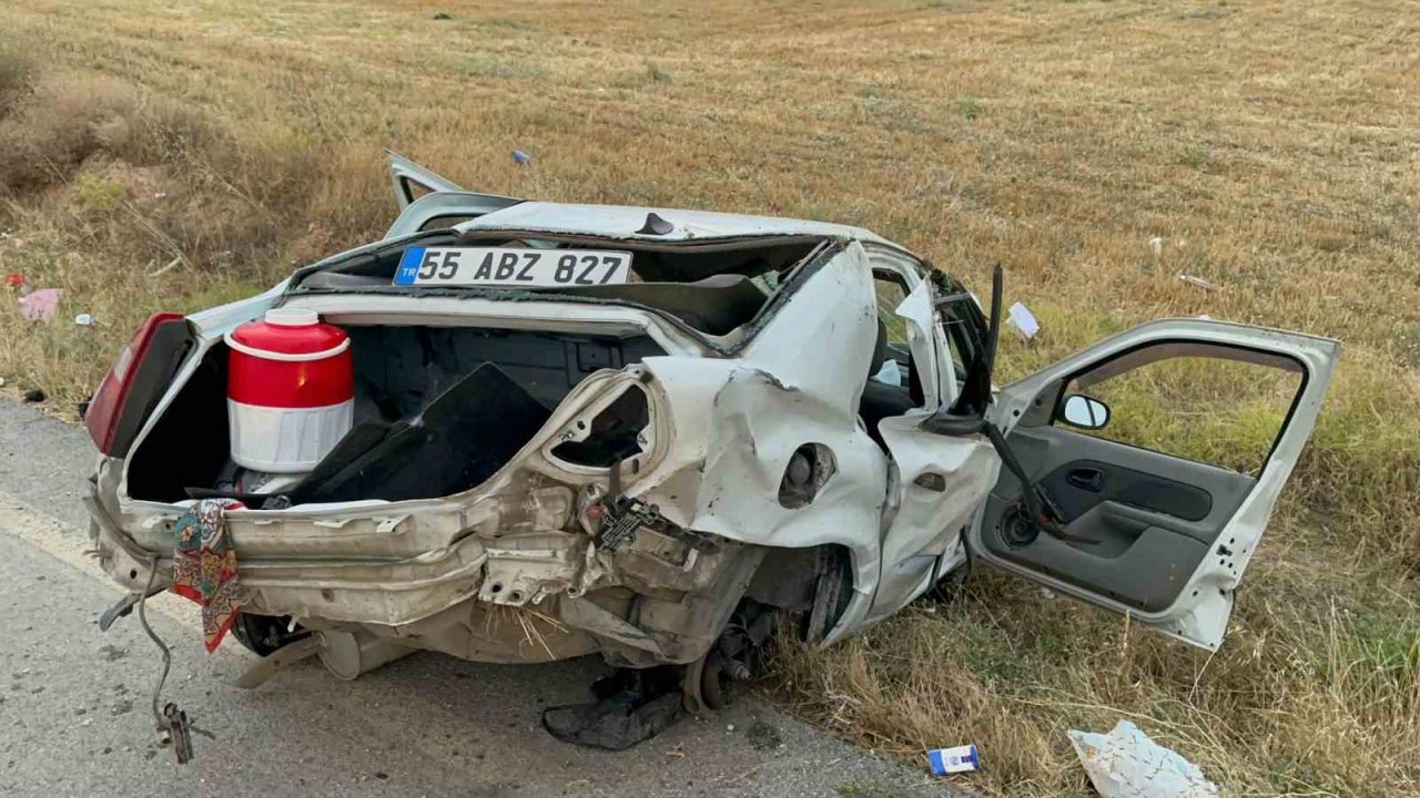 Taklalar atarak parçalanan otomobilde 3 kişi yaralandı