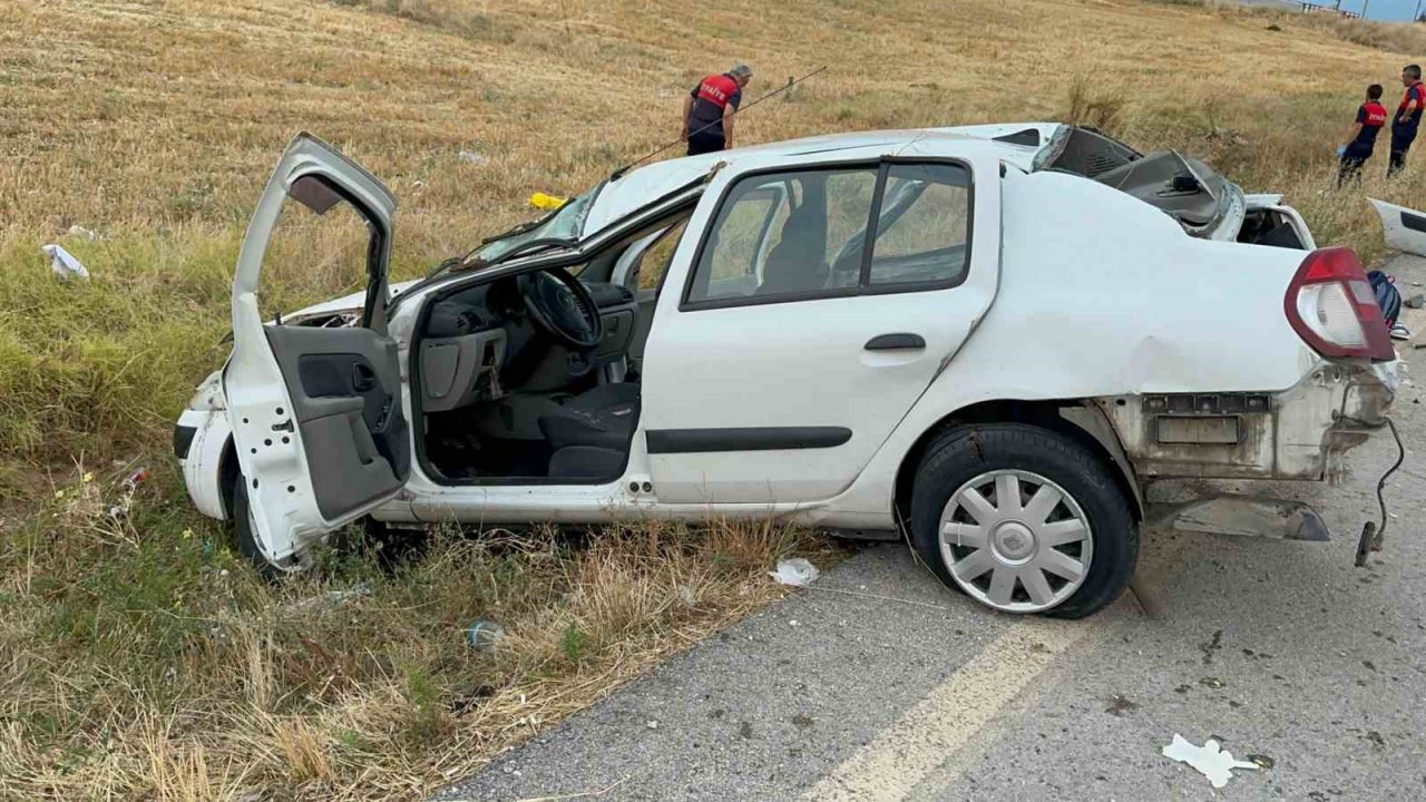 Taklalar atarak parçalanan otomobilde 3 kişi yaralandı
