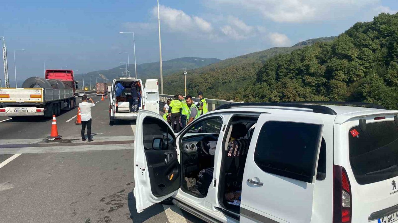 Kazada yaralanan küçük kızı jandarma teskin etti