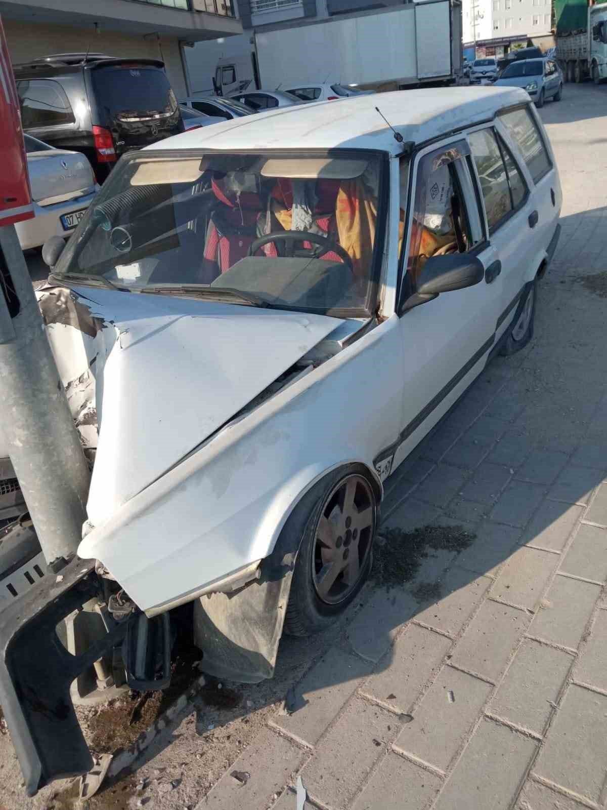 Freni tutmayan otomobil trafik ışıkları direğine çarptı: 1 yaralı